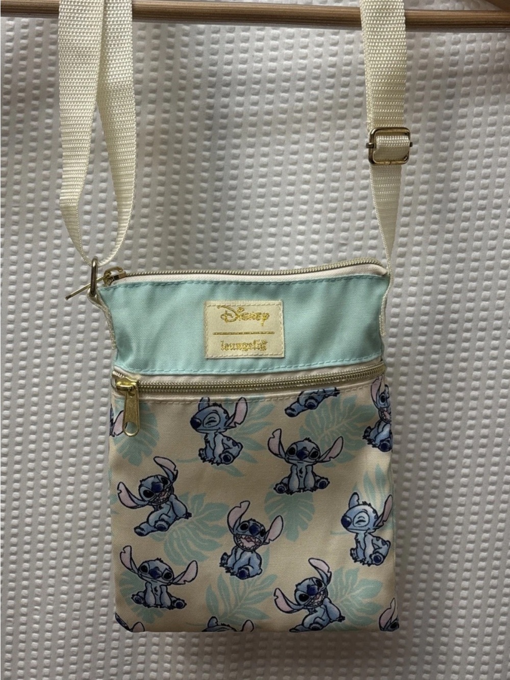 NWOT Loungefly Disney Lilo & Stitch Palm Leaves Passport Crossbody Bag